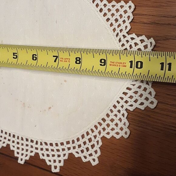 5 pc bundle plus bonus white vintage crocheted/tatted linen & cotton doilys - Picture 3 of 15
